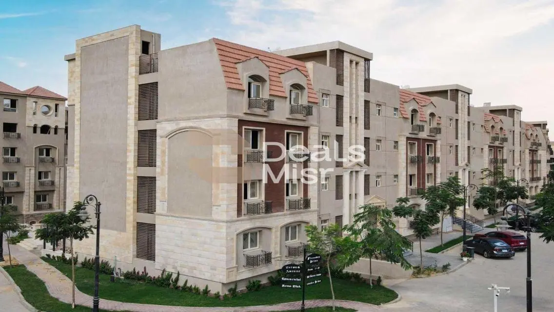 Luxury Apartment with Spacious Layout and Lake View