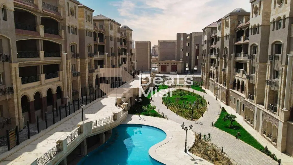 Luxury Apartment with Spacious Layout and Lake View
