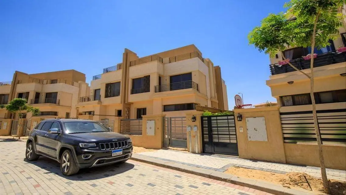فيلا فاخرة للبيع خلفية مذهلة بإطلالات رائعة