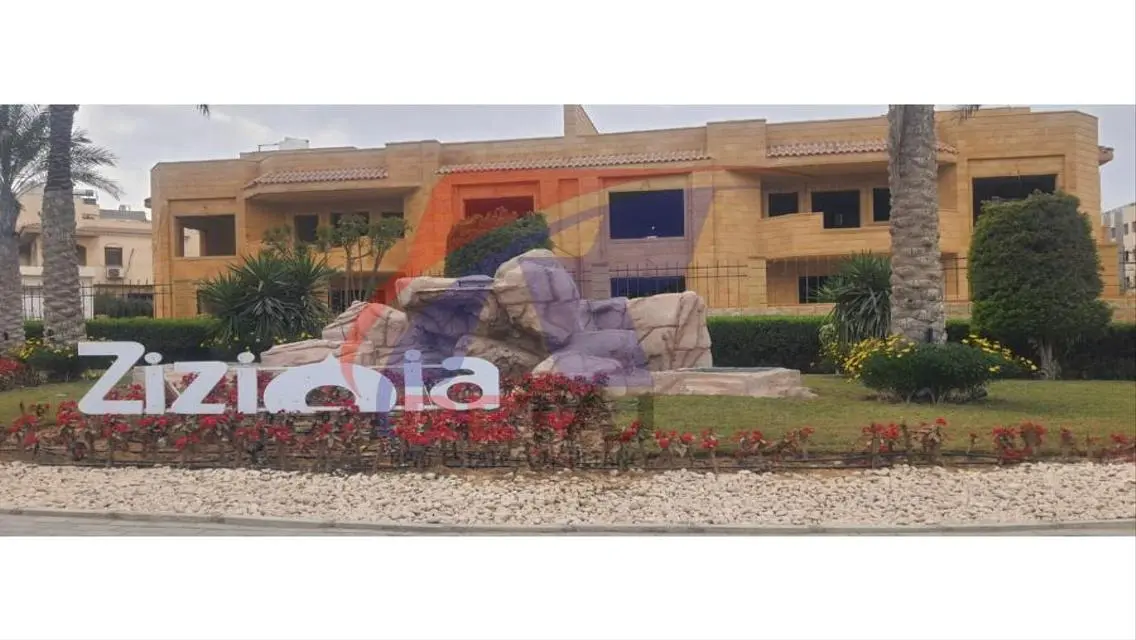 فيلا فاخرة للبيع مع حديقة خاصة في قلب المدينة