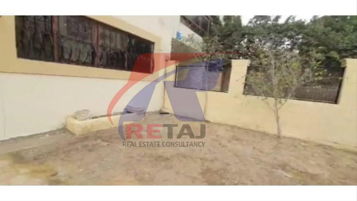 فيلا فاخرة للبيع مع حديقة خاصة في قلب المدينة