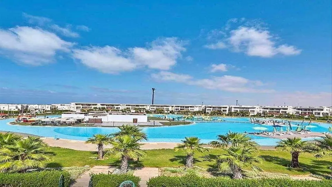 Luxurious Villa for Sale with Expansive Space and Amenities