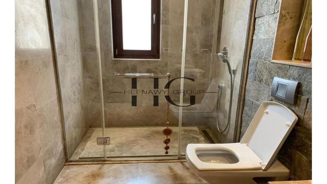 شقة فاخرة بمساحة كبيرة في موقع متميز