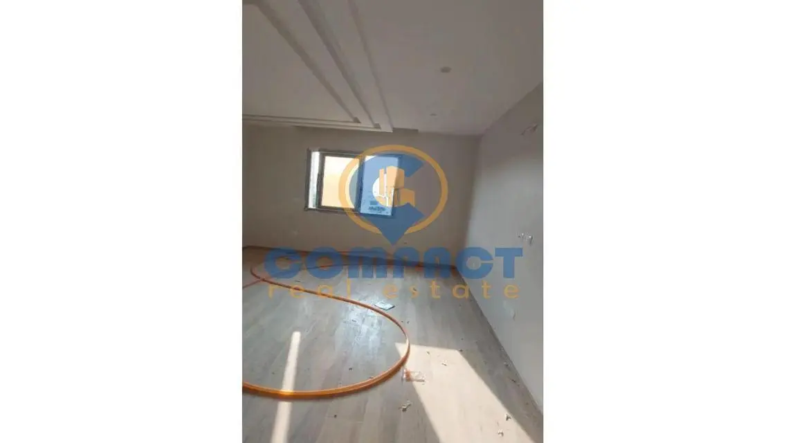 شقة للإيجار بمساحة 270 متر
