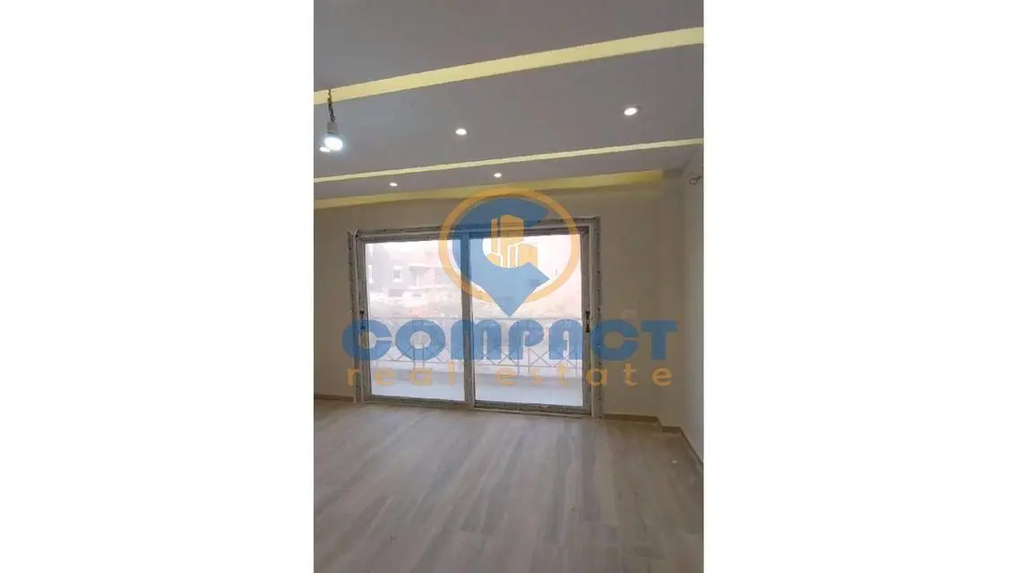 شقة للإيجار بمساحة 270 متر