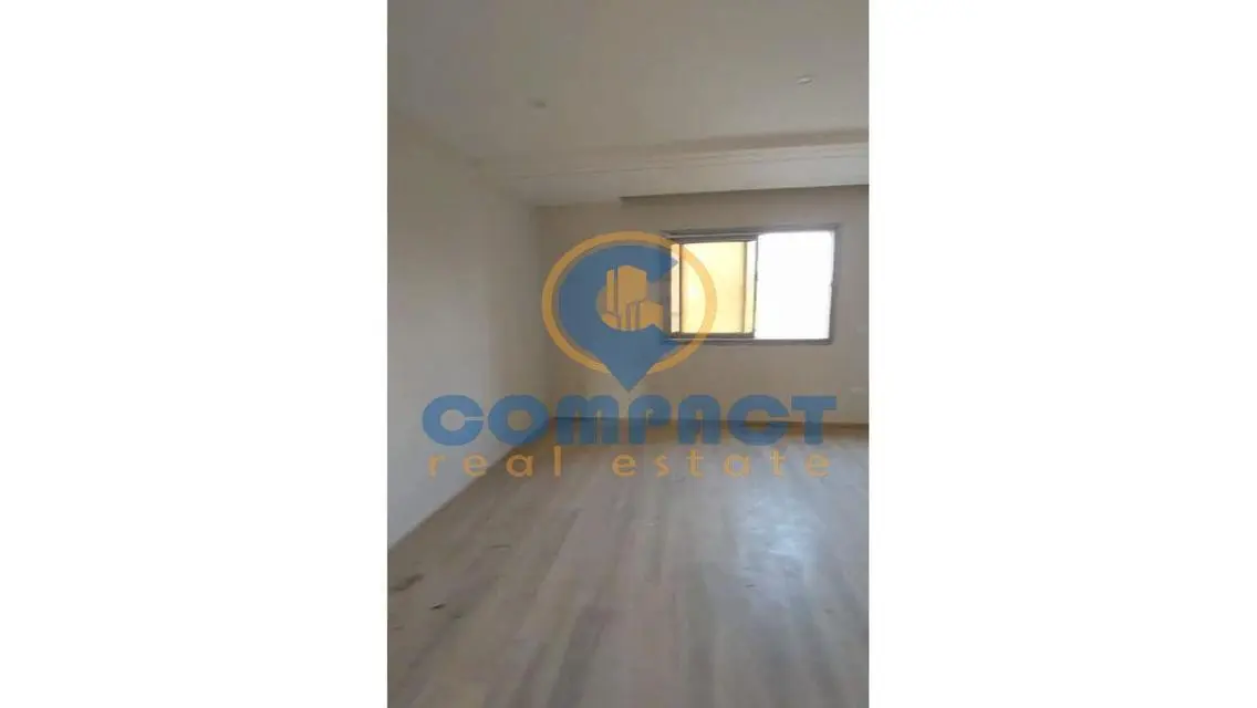 شقة للإيجار بمساحة 270 متر
