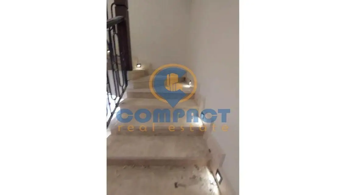 شقة للإيجار بمساحة 270 متر
