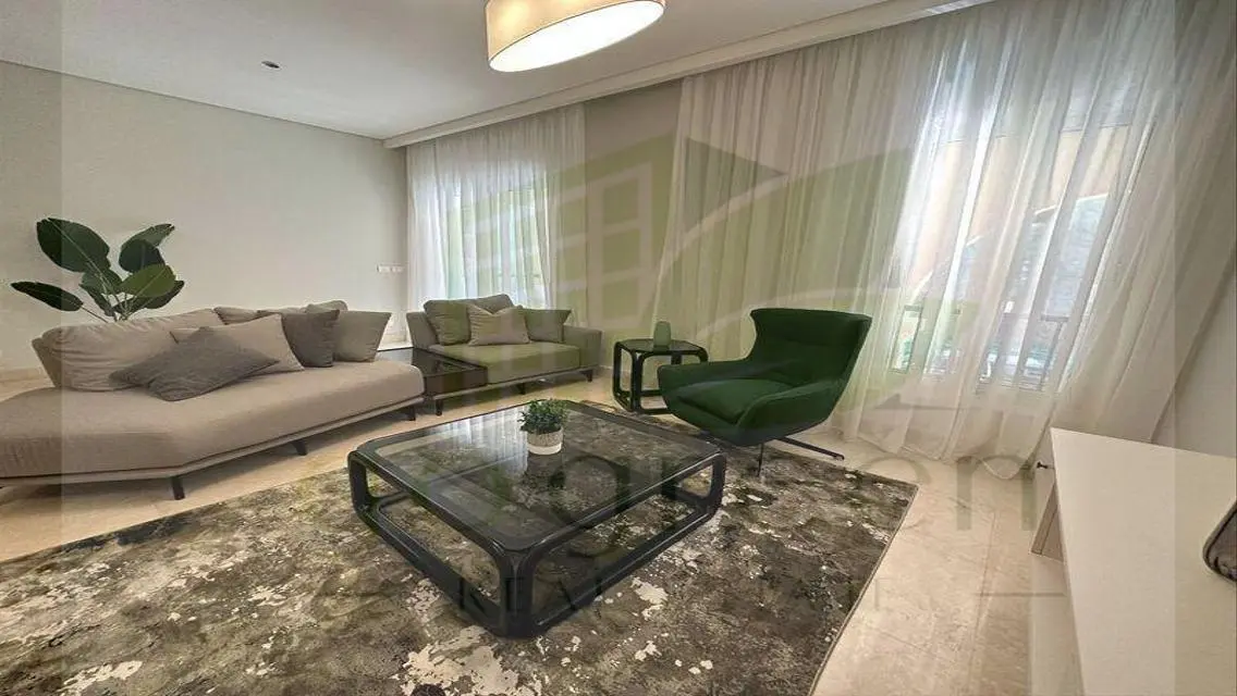 منزل فاخر يطل على بحيرات مع حديقة خاصة ومسبح مشترك