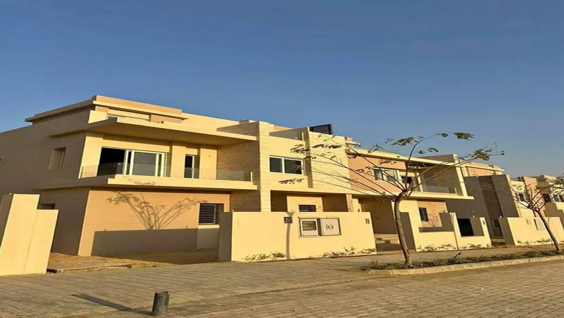 فيلا رائعة للبيع مع جميع المميزات في قلب المدينة
