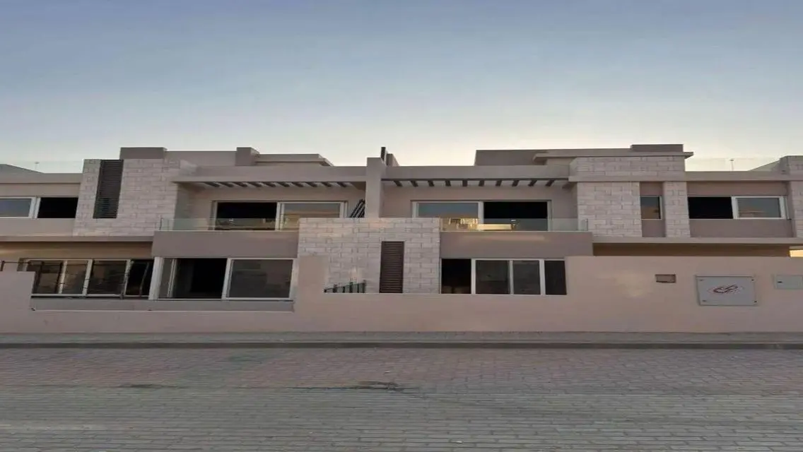 فيلا رائعة للبيع مع جميع المميزات في قلب المدينة