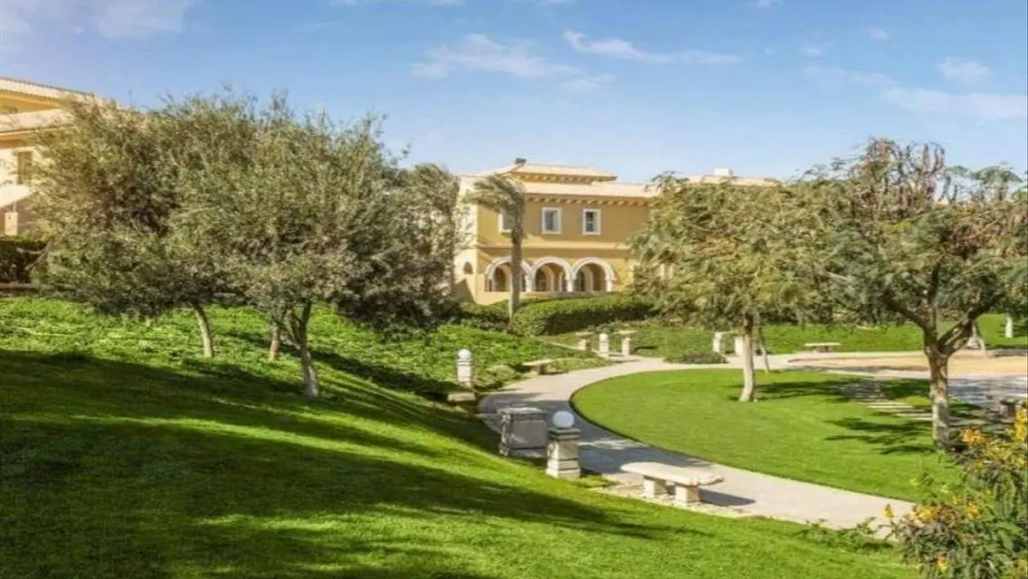 Luxurious Villa with Spacious Layout and Amenities