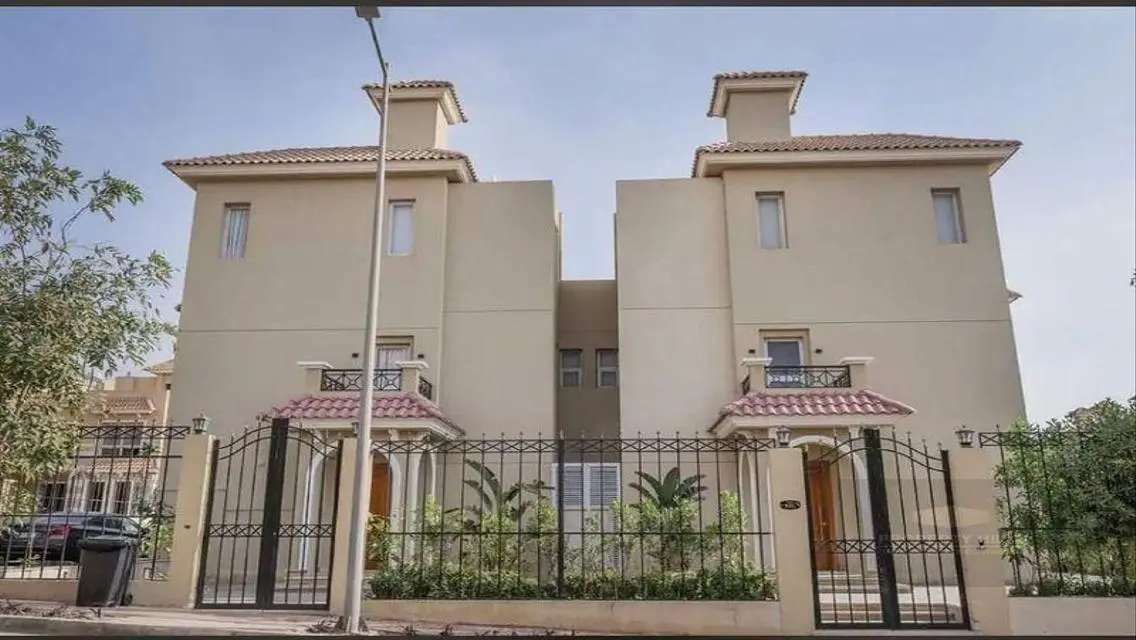 فيلا فاخرة مع حديقة خاصة ومسبح مشترك