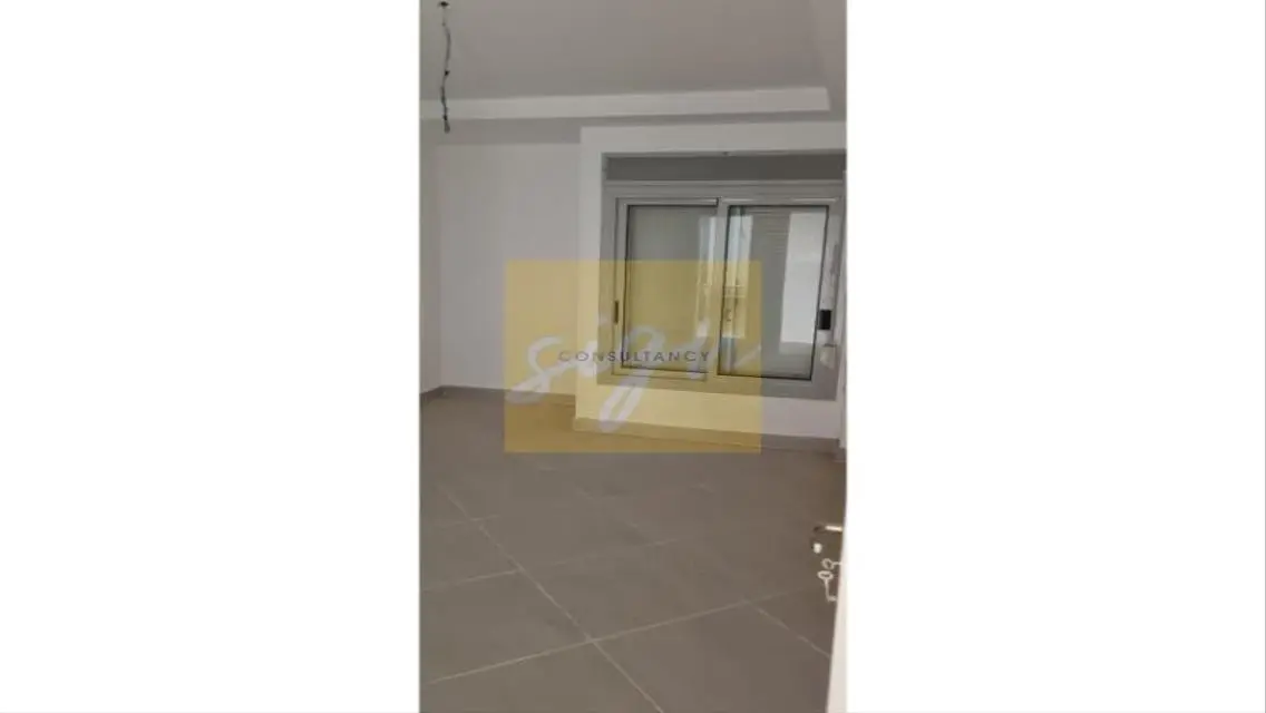 شقة فاخرة للبيع في عين باي