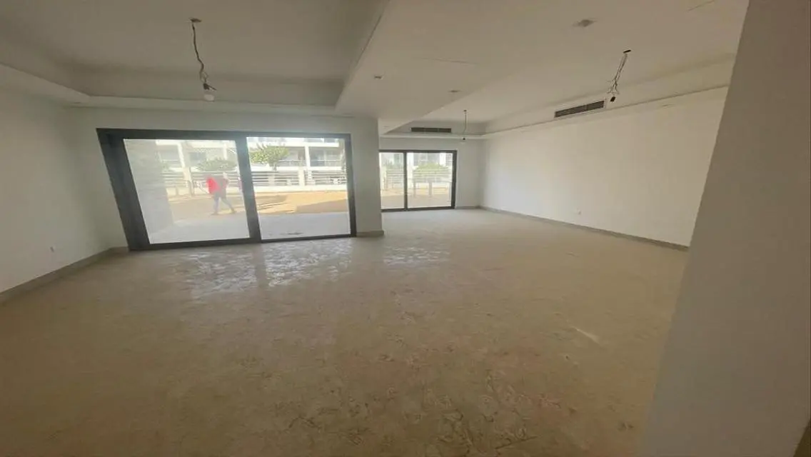 شقة فاخرة للإيجار بحديقة خاصة ومسبح