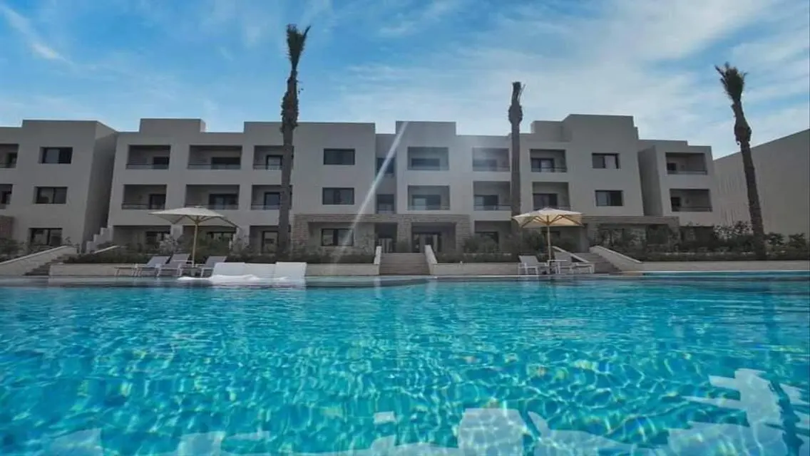 Luxury Lake-View Apartment in the Heart of the City