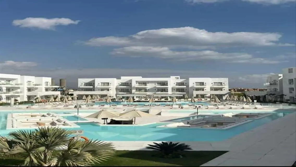 Luxury Lake-View Apartment in the Heart of the City
