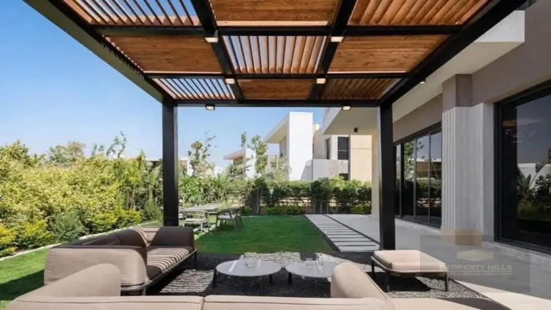 Luxurious Apartment with Private Garden in Prime Location