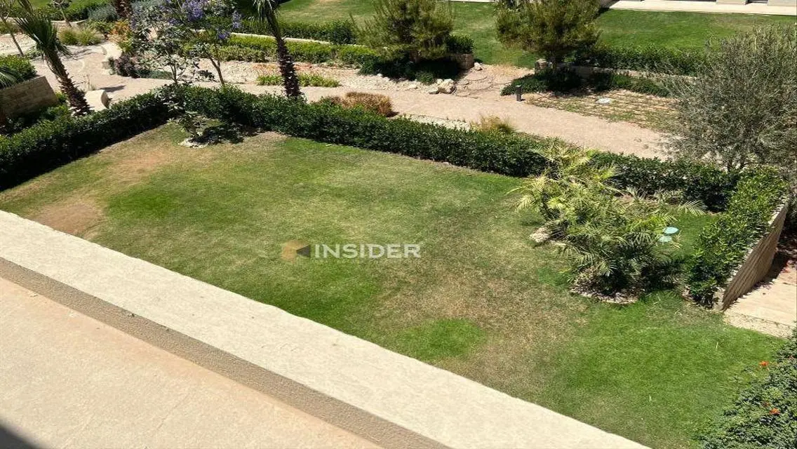 فيلا فاخرة بتصميم مميز مع مسبح وحديقة خاصة