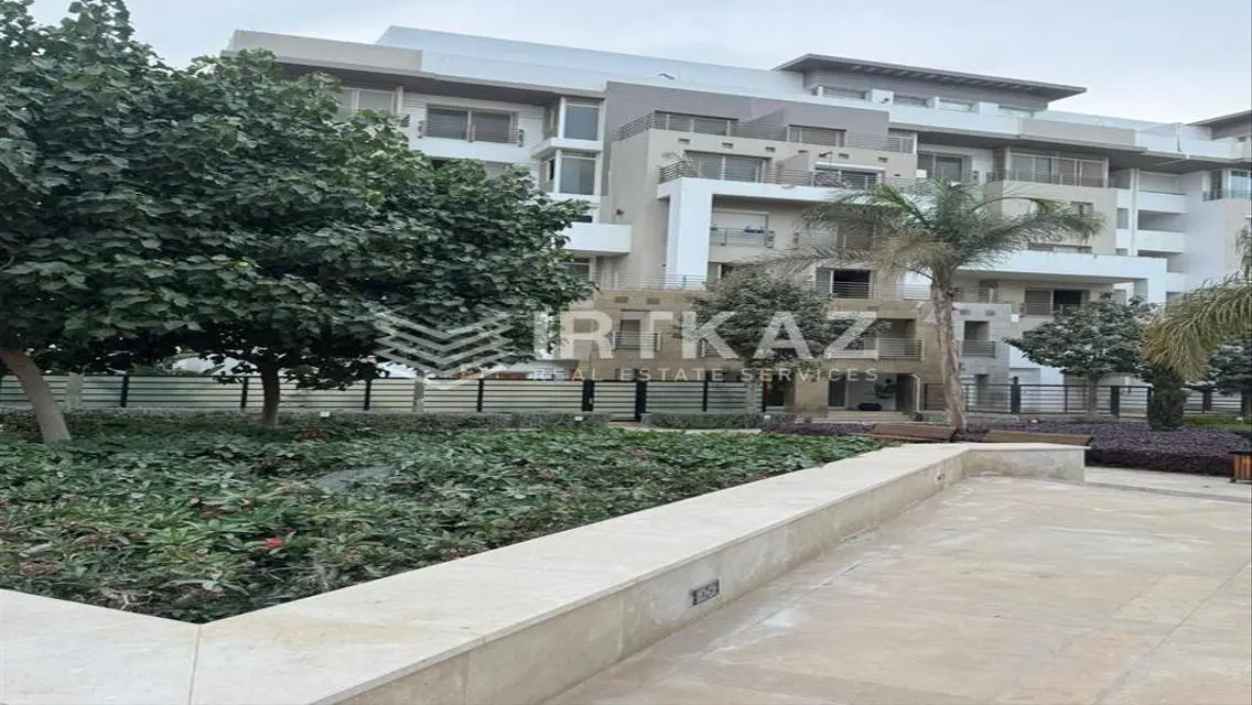 شقة فاخرة للبيع مطلة على بحيرات