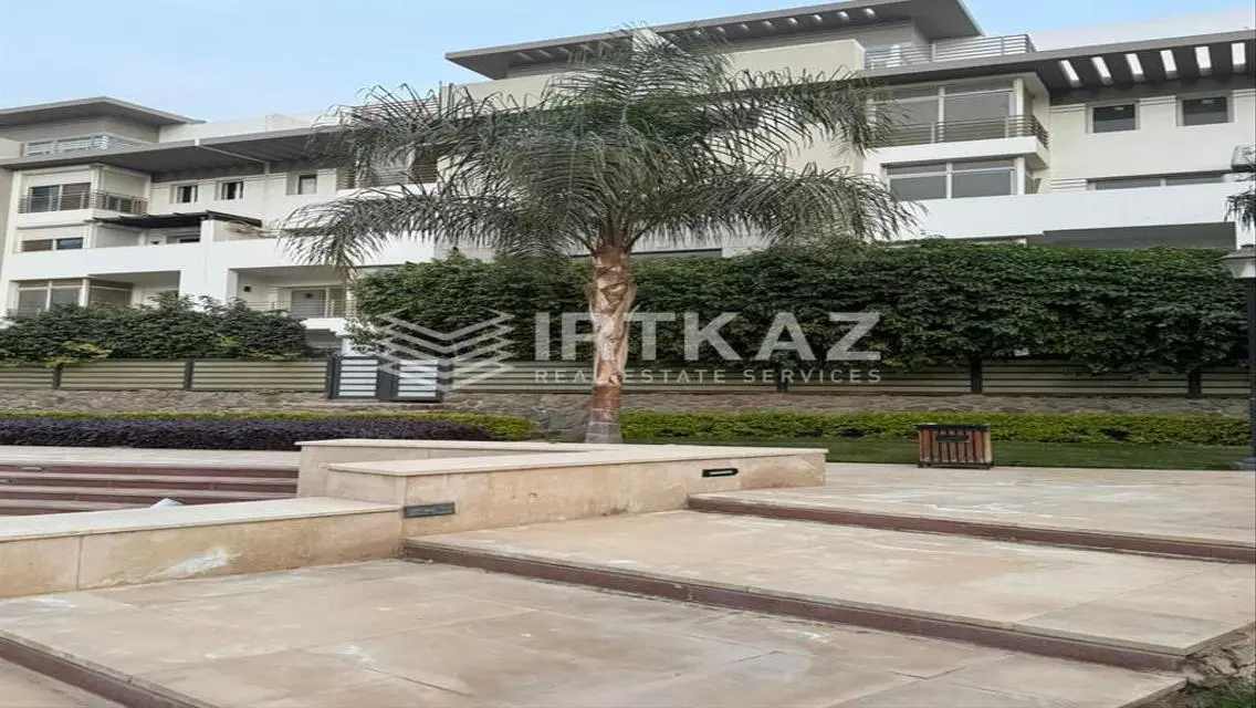 شقة فاخرة للبيع مطلة على بحيرات