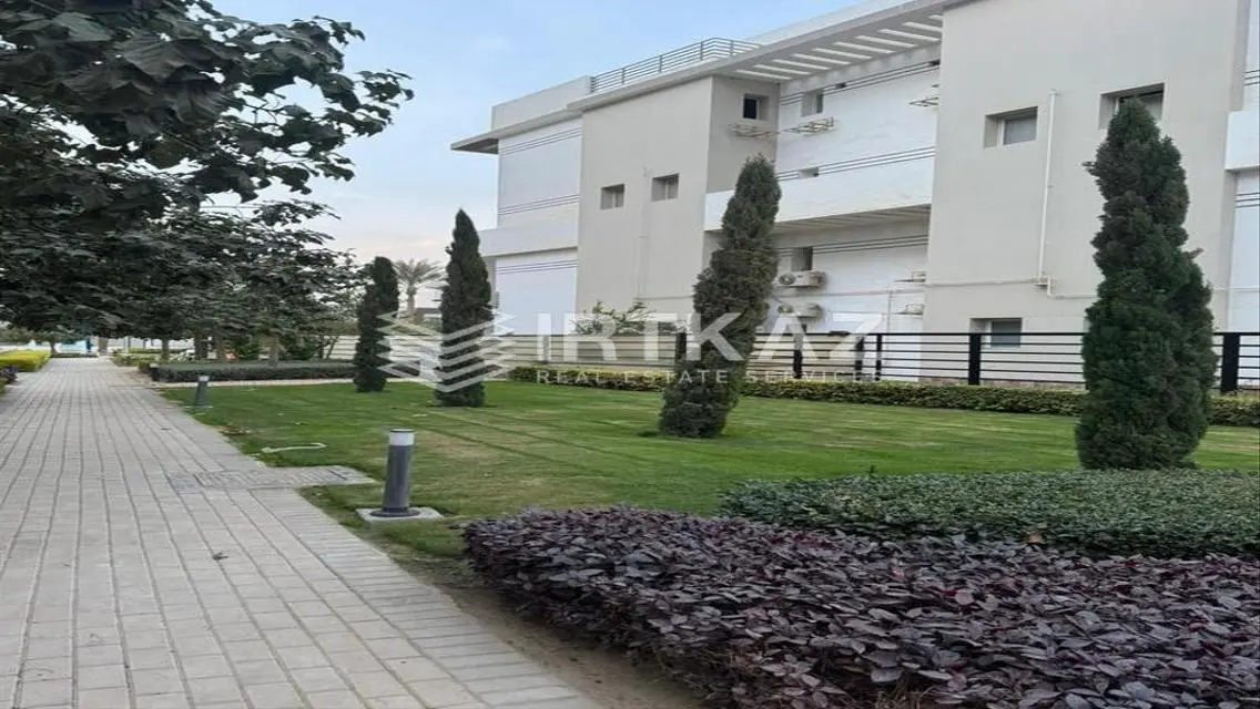 شقة فاخرة للبيع مطلة على بحيرات