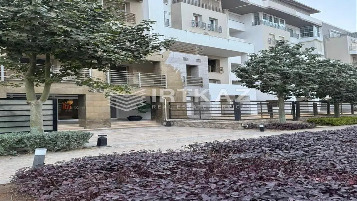 شقة فاخرة للبيع مطلة على بحيرات