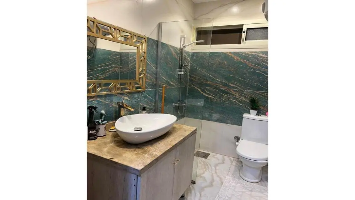 فخامة وحدات سكنية مطلة على معلم رئيسي في قلب المدينة