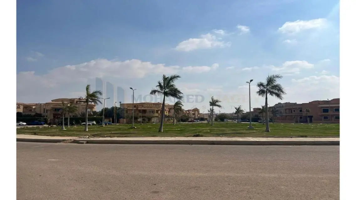 فخامة وحدات سكنية مطلة على معلم رئيسي في قلب المدينة
