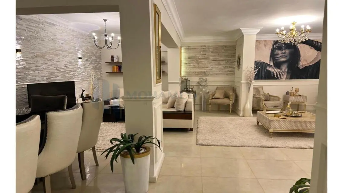 فخامة وحدات سكنية مطلة على معلم رئيسي في قلب المدينة