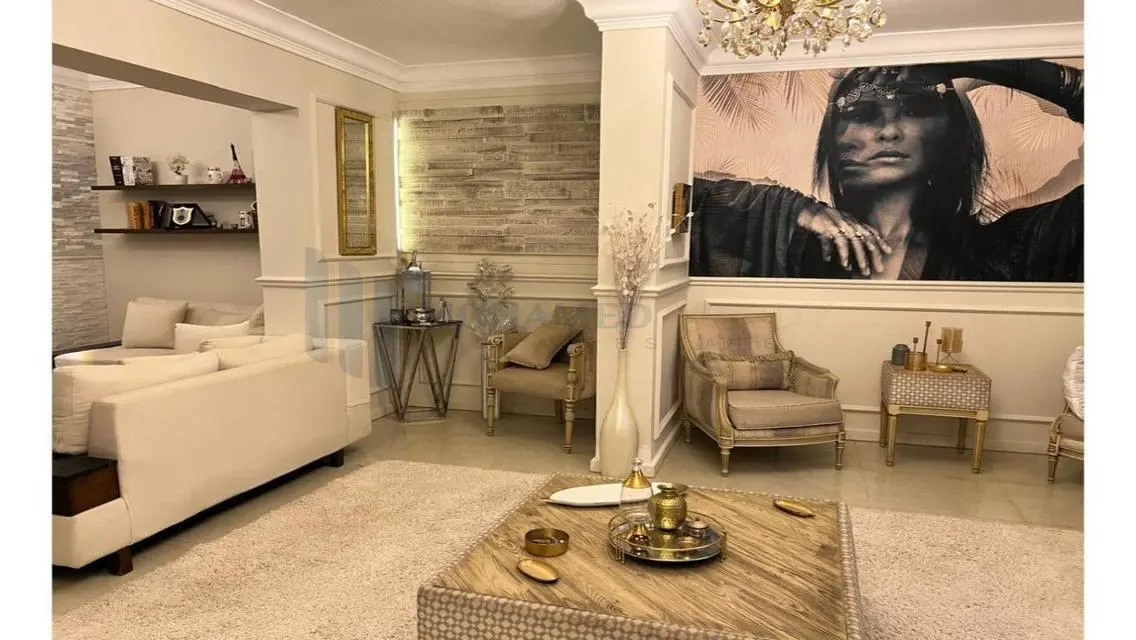 فخامة وحدات سكنية مطلة على معلم رئيسي في قلب المدينة