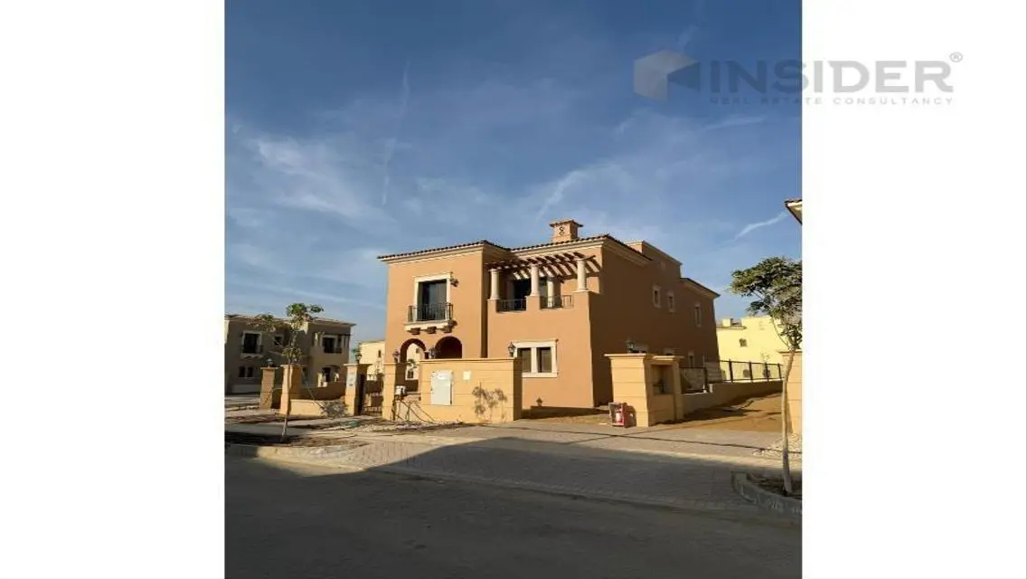 فيلا فاخرة مع إطلالة رائعة وبسعر مغري
