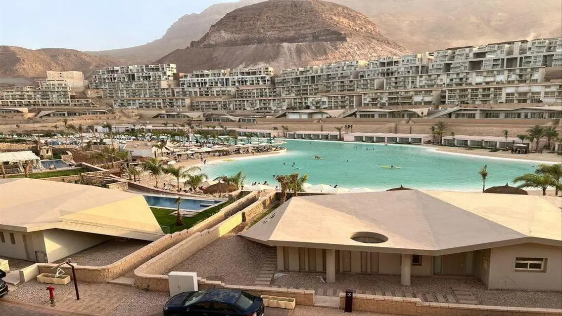 شقة فاخرة تطل على معلم رئيسي بحارس أمن
