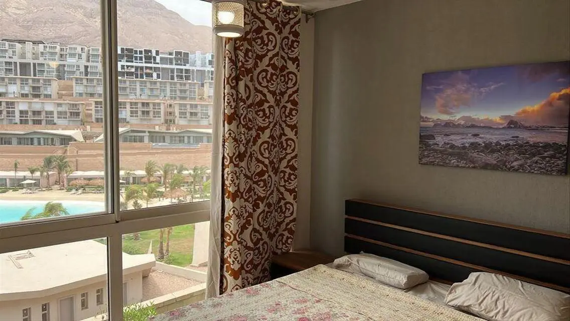 شقة فاخرة تطل على معلم رئيسي بحارس أمن