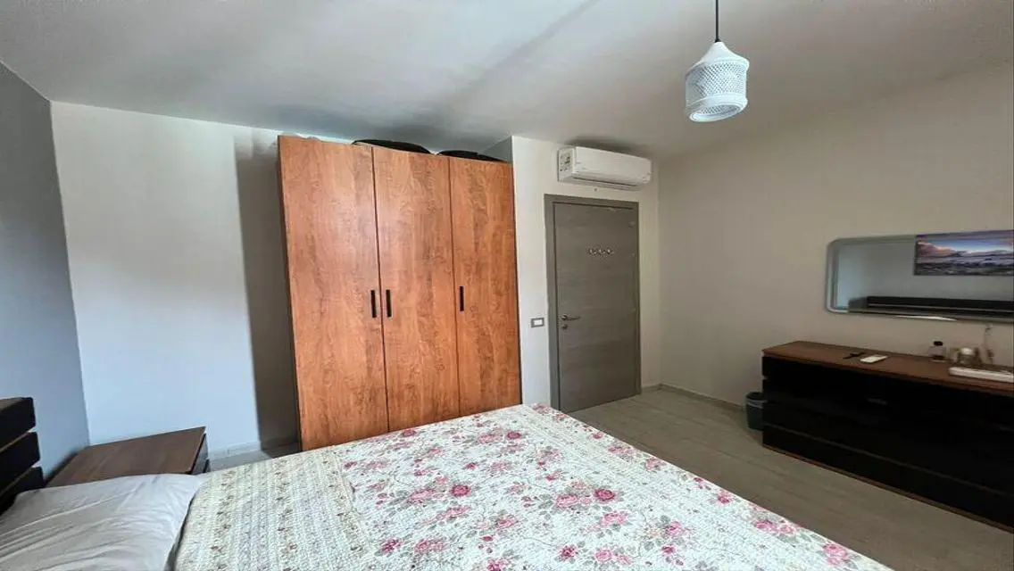 شقة فاخرة تطل على معلم رئيسي بحارس أمن