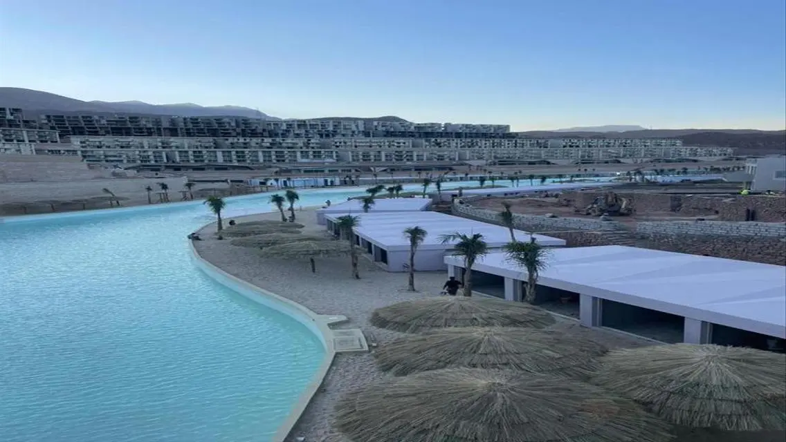 شقة فاخرة تطل على معلم رئيسي بحارس أمن