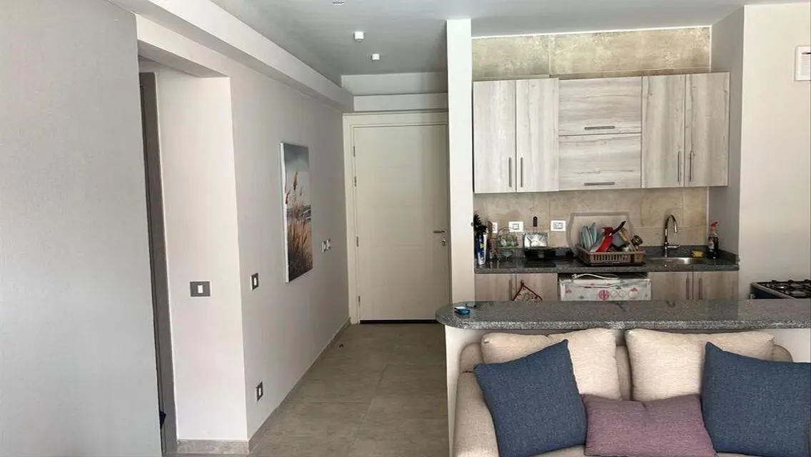 شقة فاخرة تطل على معلم رئيسي بحارس أمن