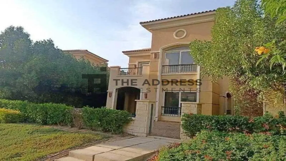 فيلا فاخرة للبيع بتصميم عصري وحديقة خاصة