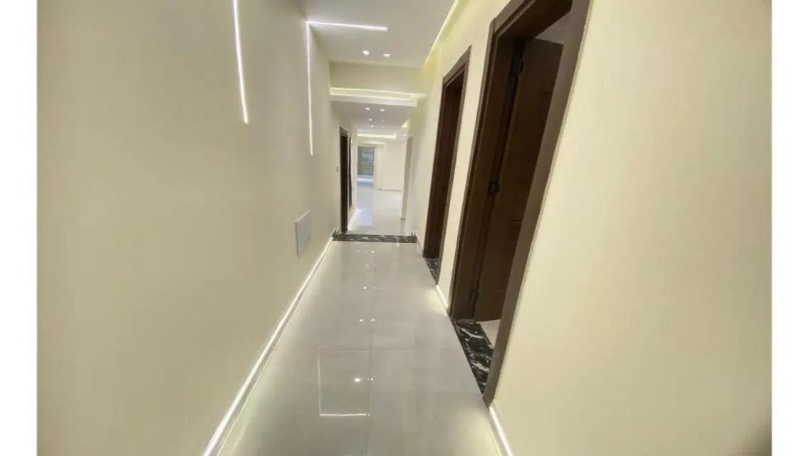 فيلا فاخرة مكونة من 4 غرف نوم للبيع