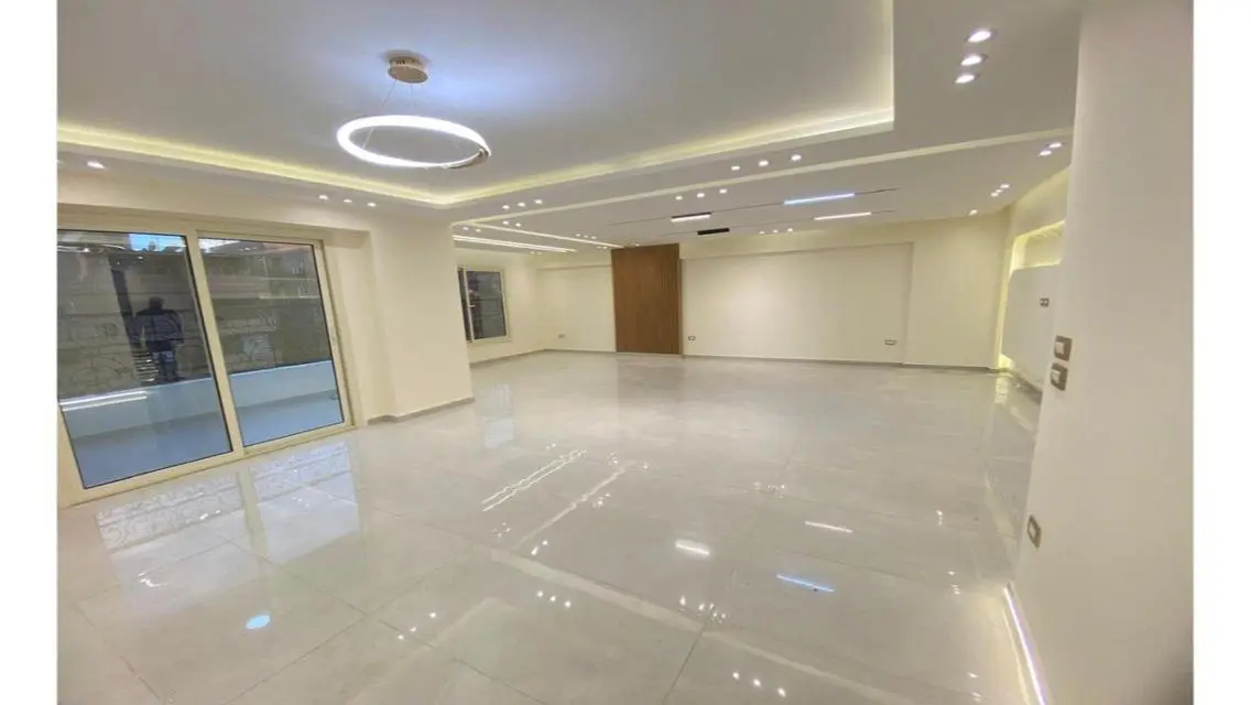 فيلا فاخرة مكونة من 4 غرف نوم للبيع