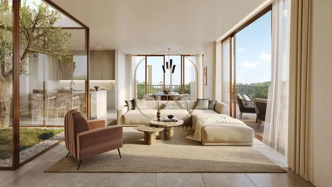 Luxury Property with Lake View - 10Y