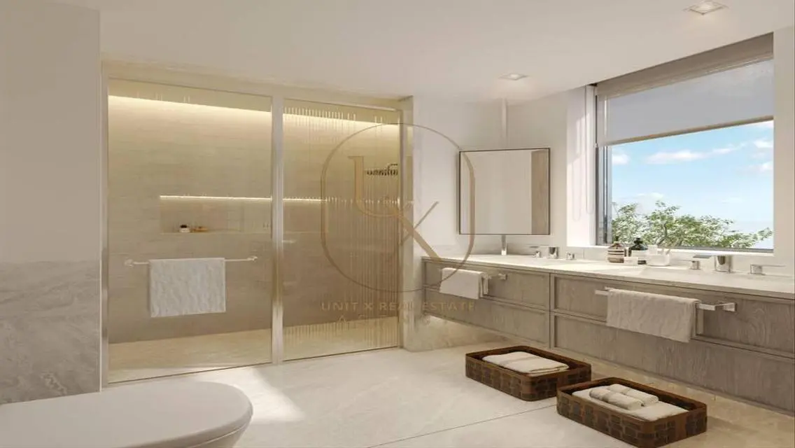 Luxury Property with Lake View - 10Y