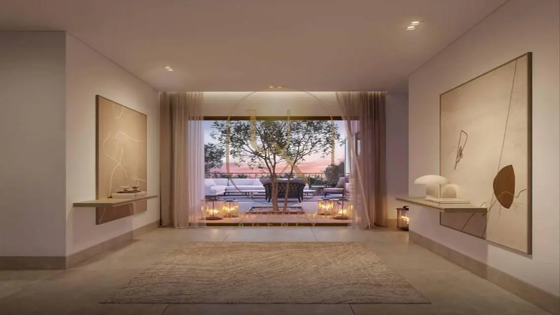 Luxury Property with Lake View - 10Y