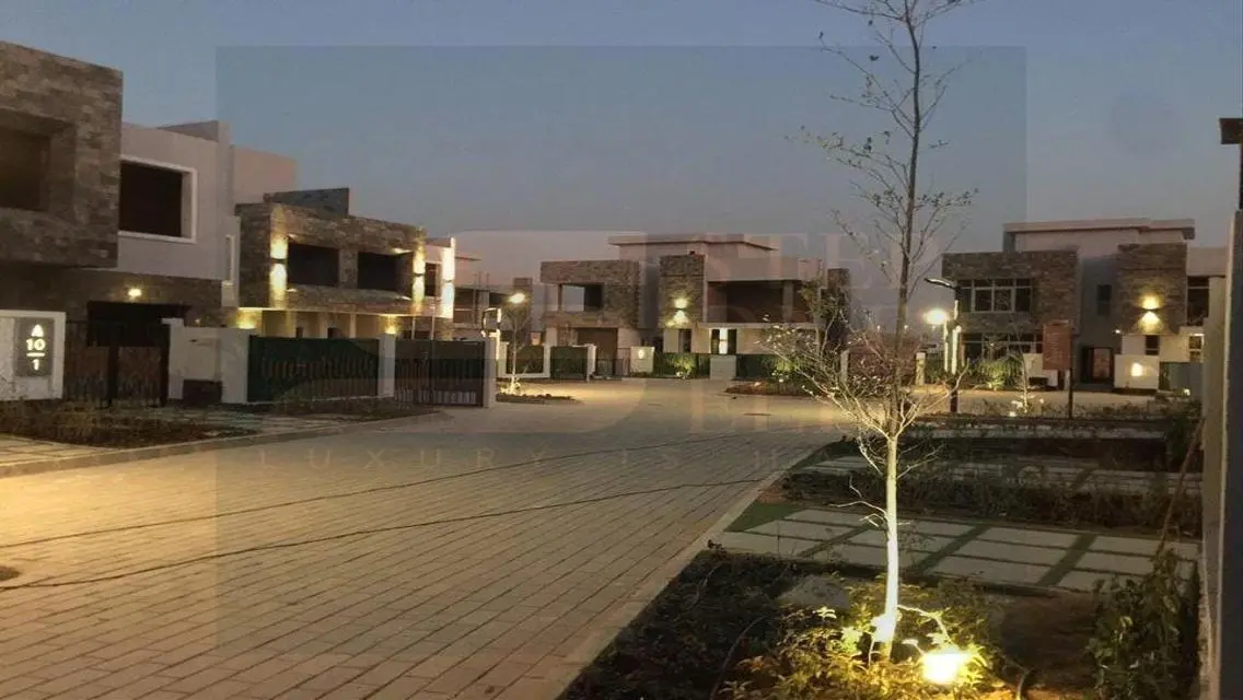 -5 - شقة فاخرة للبيع