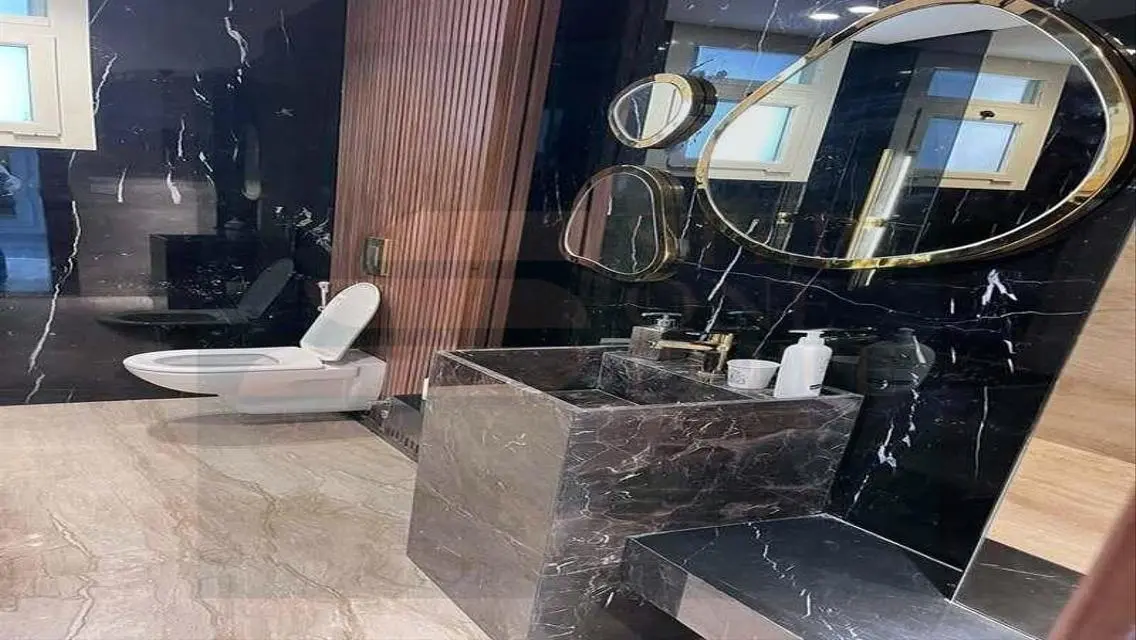 شقة فاخرة مع مزايا راقية للبيع في موقع متميز