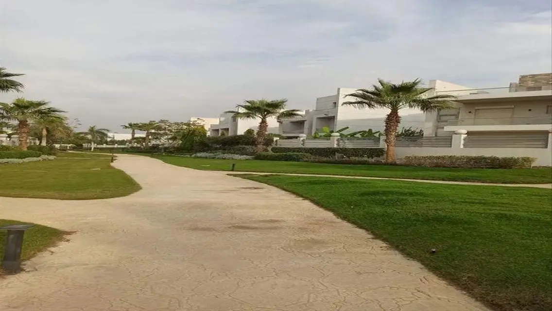 فيلا فاخرة للبيع بمساحة كبيرة مع مسبح وحديقة خاصة