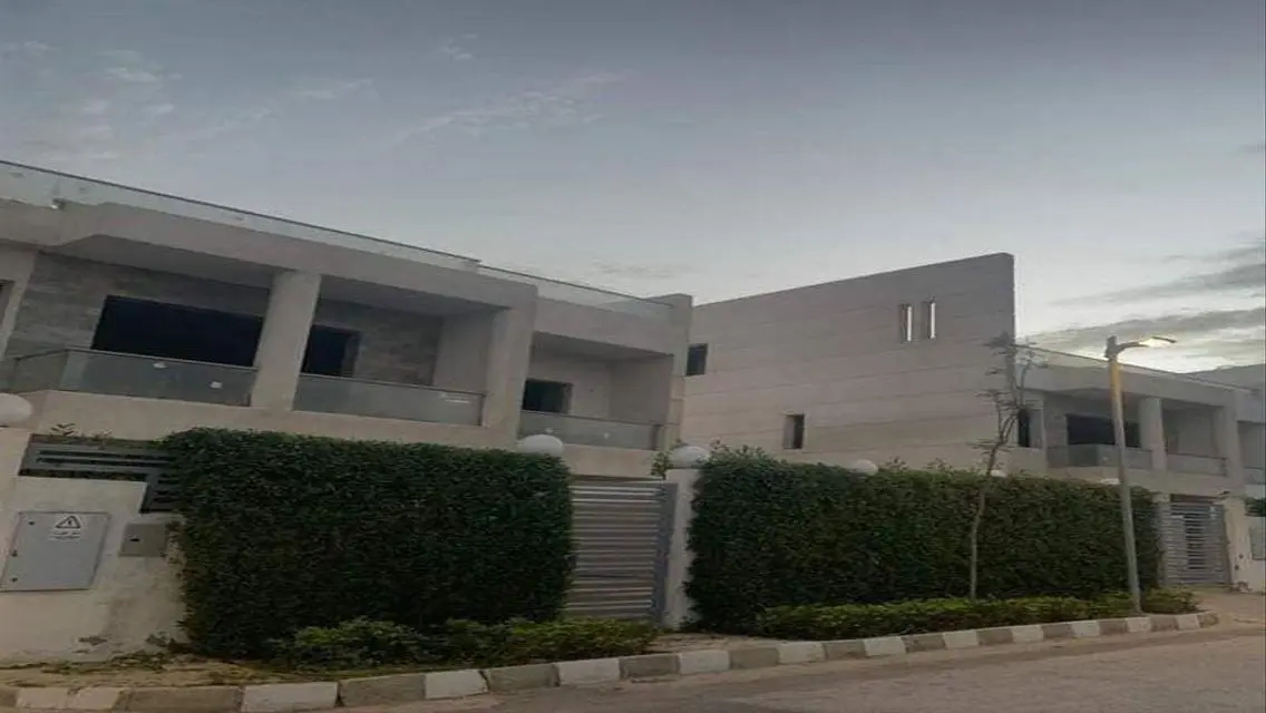 فيلا فاخرة للبيع بمساحة كبيرة مع مسبح وحديقة خاصة