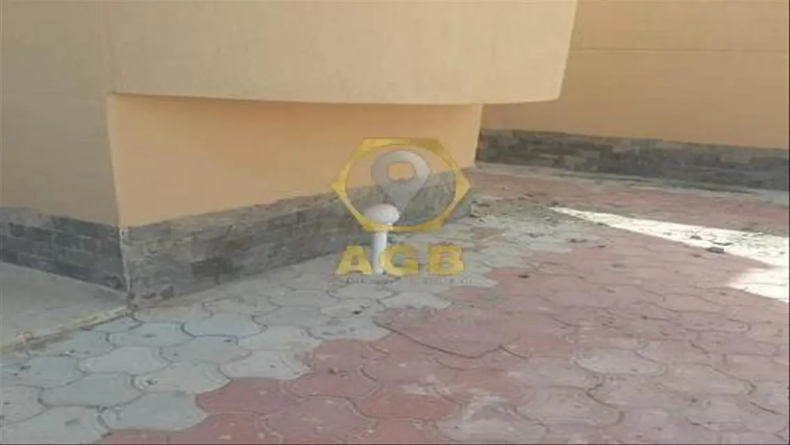فيلا فاخرة للبيع مع حديقة خاصة ومسبح مشترك
