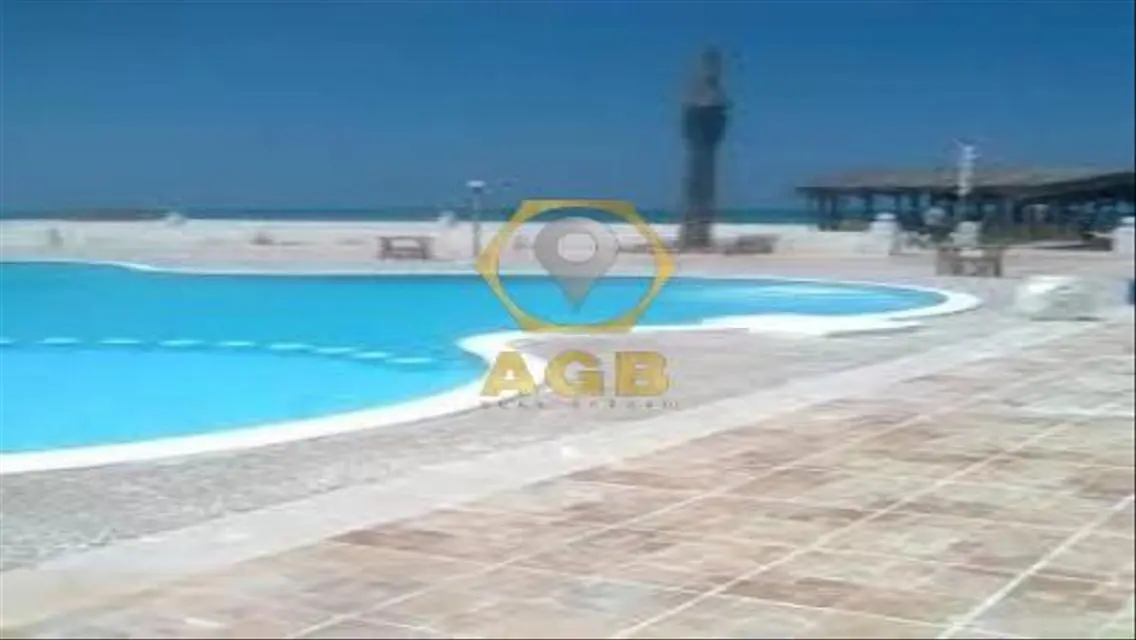 فيلا فاخرة للبيع مع حديقة خاصة ومسبح مشترك