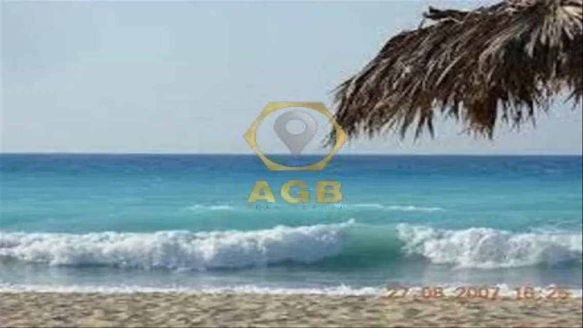 فيلا فاخرة للبيع مع حديقة خاصة ومسبح مشترك