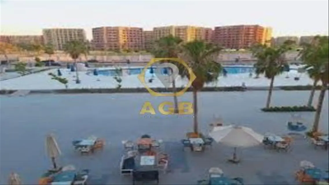 فيلا فاخرة للبيع مع حديقة خاصة ومسبح مشترك